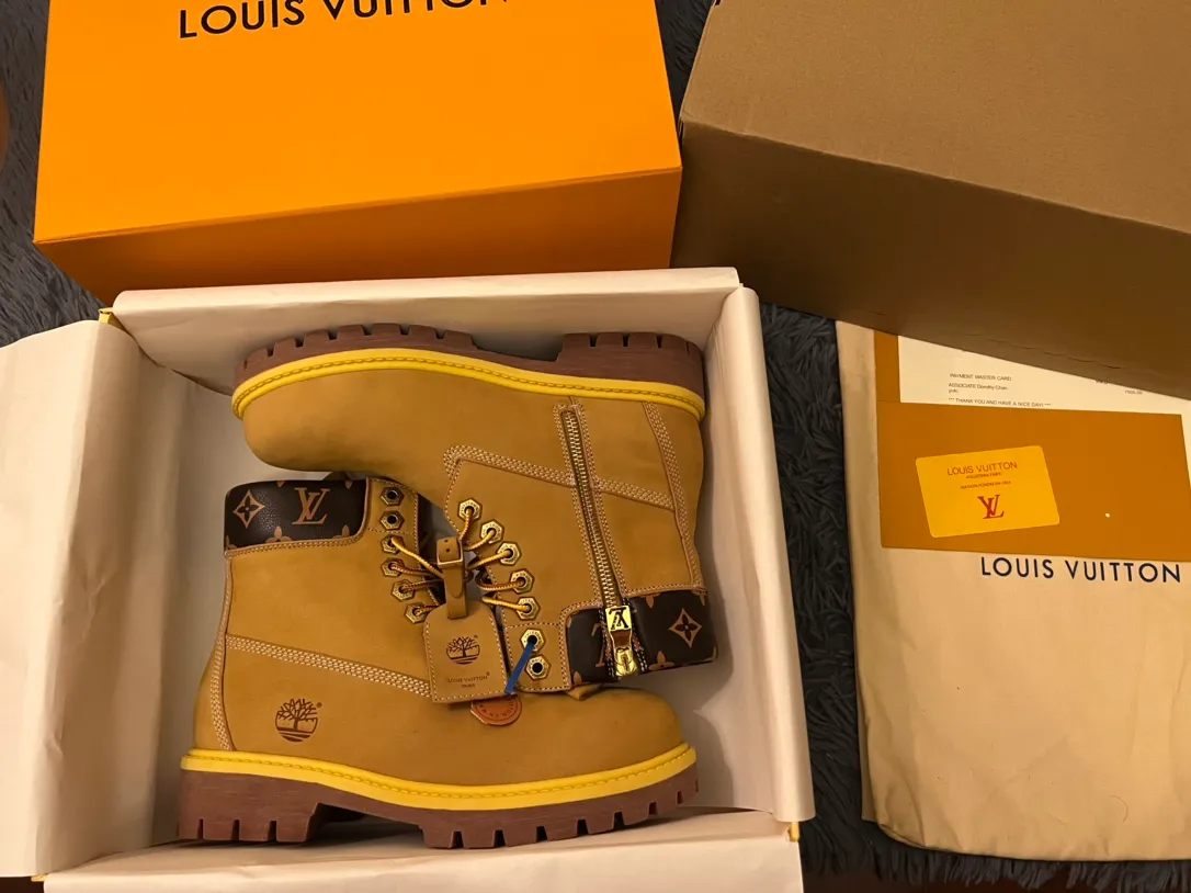 👟👟Ex-factory price 680👟👟 Men's size +10 LV x Timberland Louis Vuitton "Luxury Western" has been initially constructed, and the last link is the "shoes" that can make the style complete and communicative, so the "Shoe King of the Year" came into being. A major collaboration of the season, in a short video of only a few seconds, Fei Dong lifted the legs of his jeans to reveal a pair of classic Timberland rhubarb boots with the LV logo printed on the tongue. He then folded the tongue to reveal the Monogram logo printed on the inside. Size: 35-46